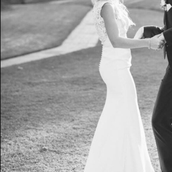 ALLURE BRIDALS ROMANCE Ivory WEDDING DRESS SZ 4 Plunge Bodice Zip Faux Buttons - Picture 13 of 16